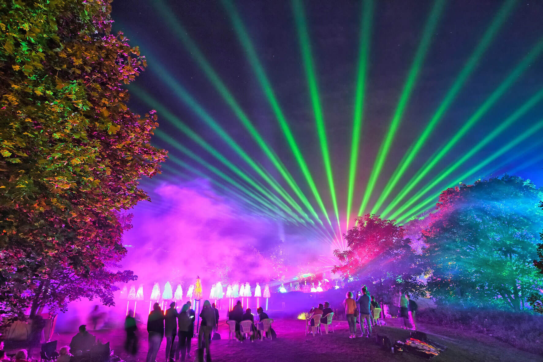 Laser und Rauch sorgen für eine mystische Stimmung im Park der Gärten