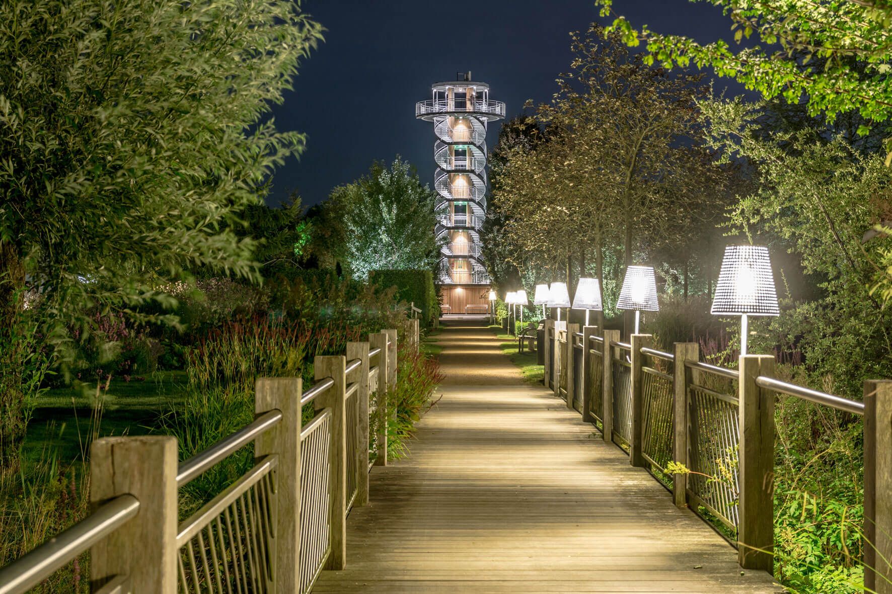 Beleuchteter Weg zum Aussichtsturm während der Illumination im Park der Gärten