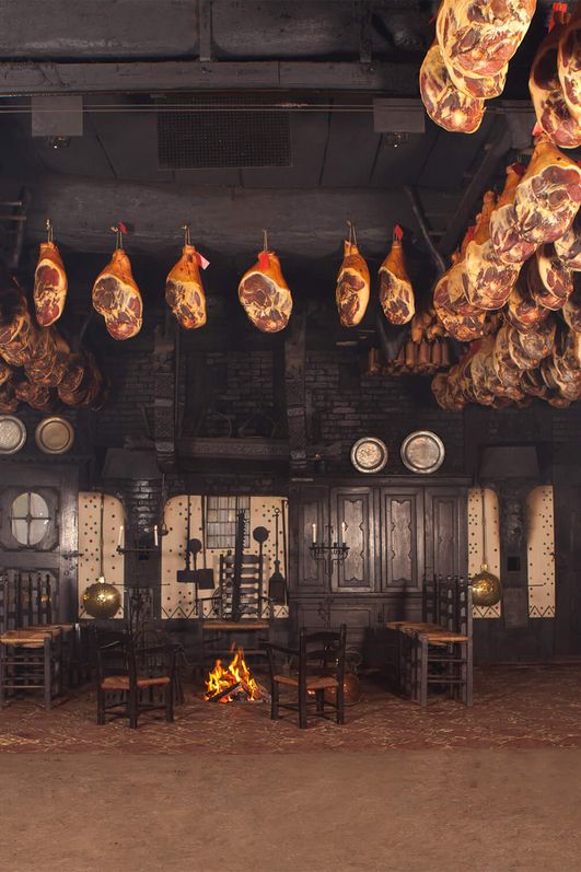 Gepökelter Schinken hängt über einer Feuerstelle unter der Decke des Ammerländer Bauernhauses.