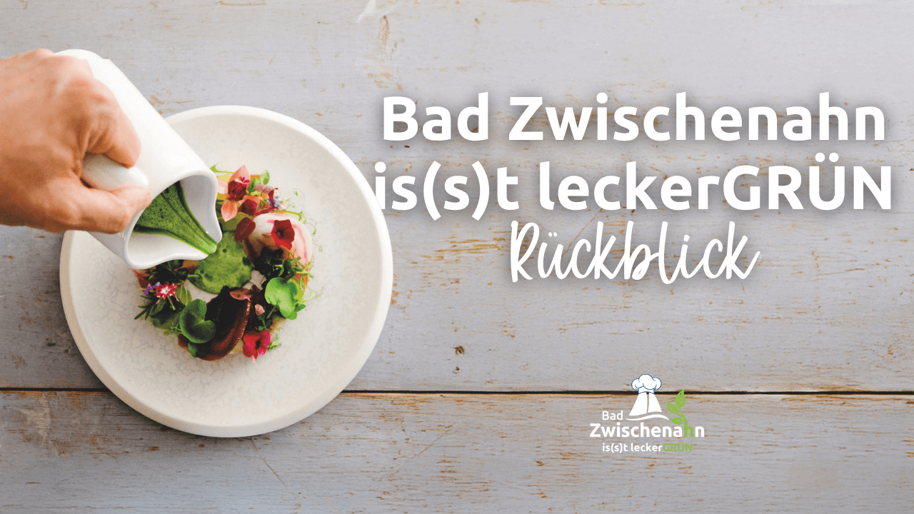 Hand gießt grüne Sauce auf Teller mit buntem Salat, daneben Text 'Bad Zwischenahn is(s)t leckerGRÜN Rückblick'.